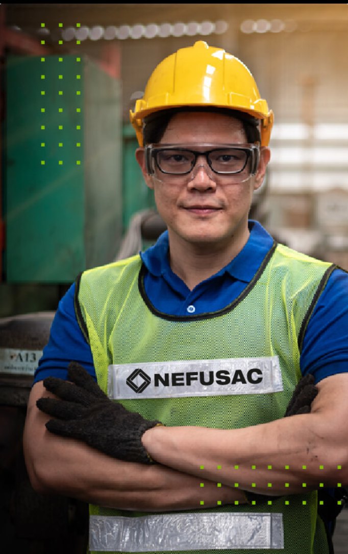 Operario de NEFUSAC en la planta de fabricación de ventanas de PVC