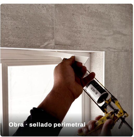 Sellado perimetral de una ventana de PVC durante la instalación en obra