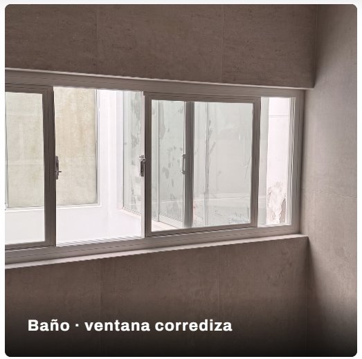 Ventana corrediza de PVC sobre enchape en un baño