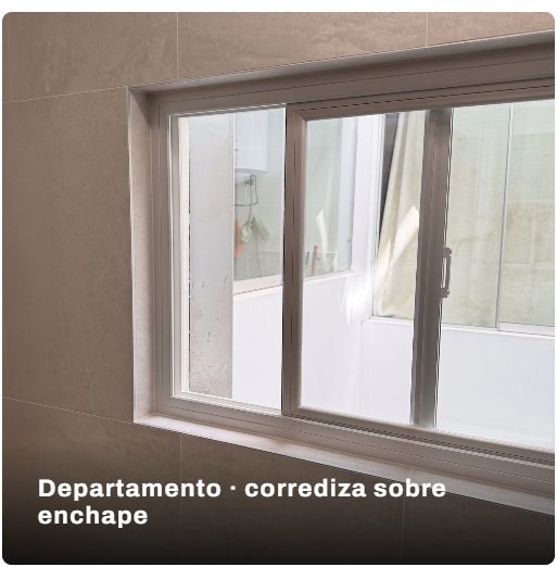 Ventana corrediza de PVC sobre enchape en un departamento