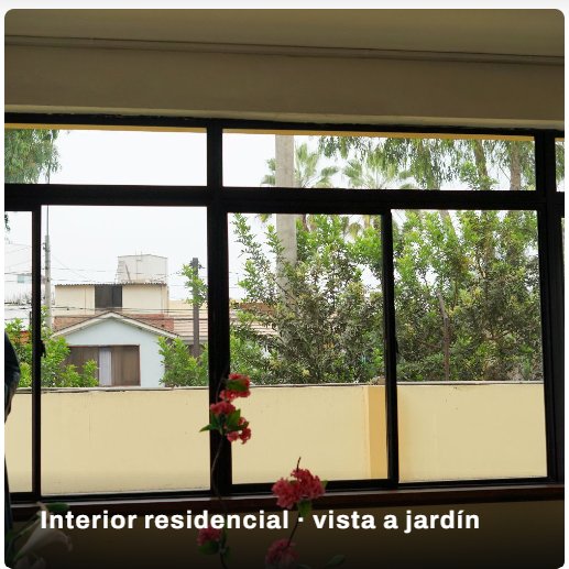 Ventana de PVC en un interior residencial con vista al jardín