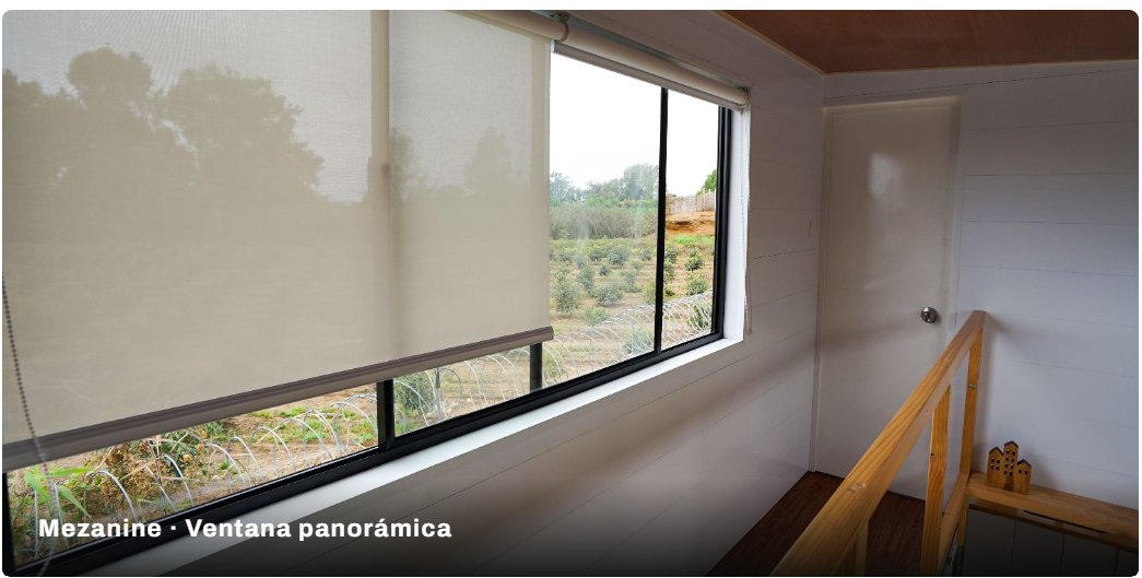 Ventana panorámica de PVC con persianas en un mezanine