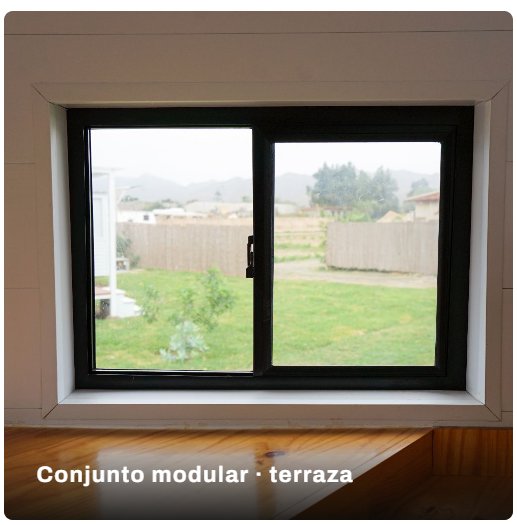 Conjunto de viviendas modulares con terraza y ventanas de PVC