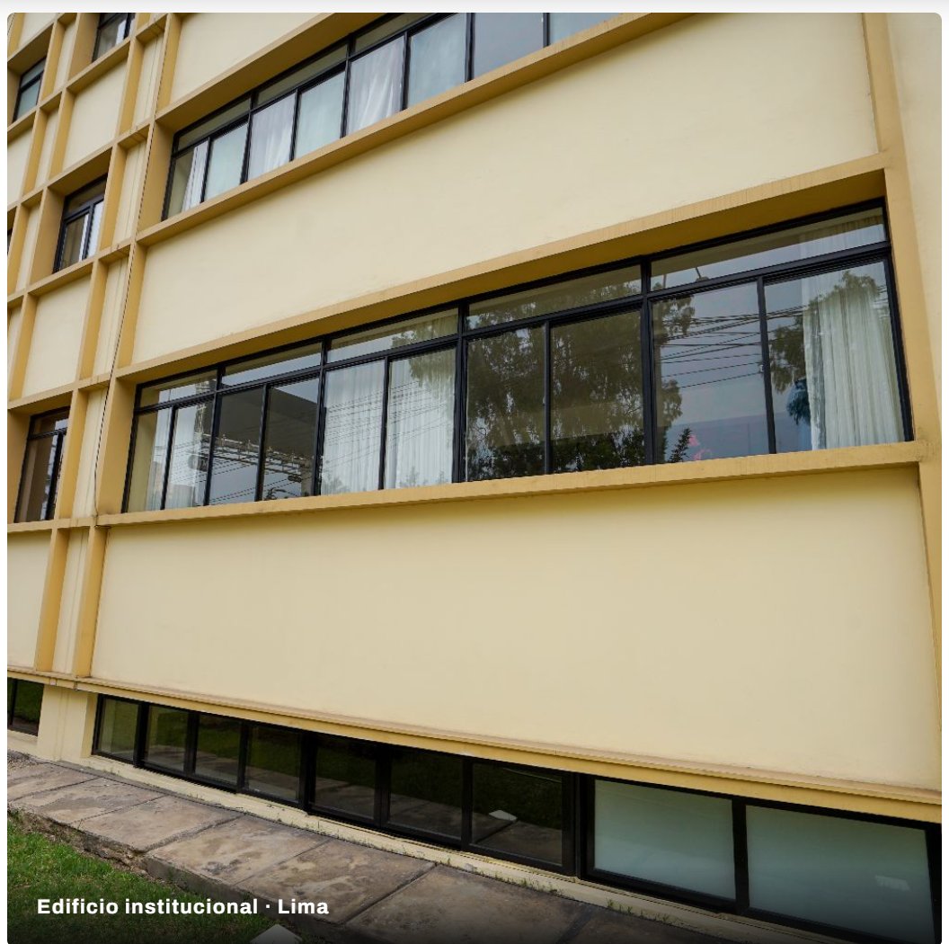 Fachada de un edificio institucional en Lima con ventanas de PVC instaladas por NEFUSAC