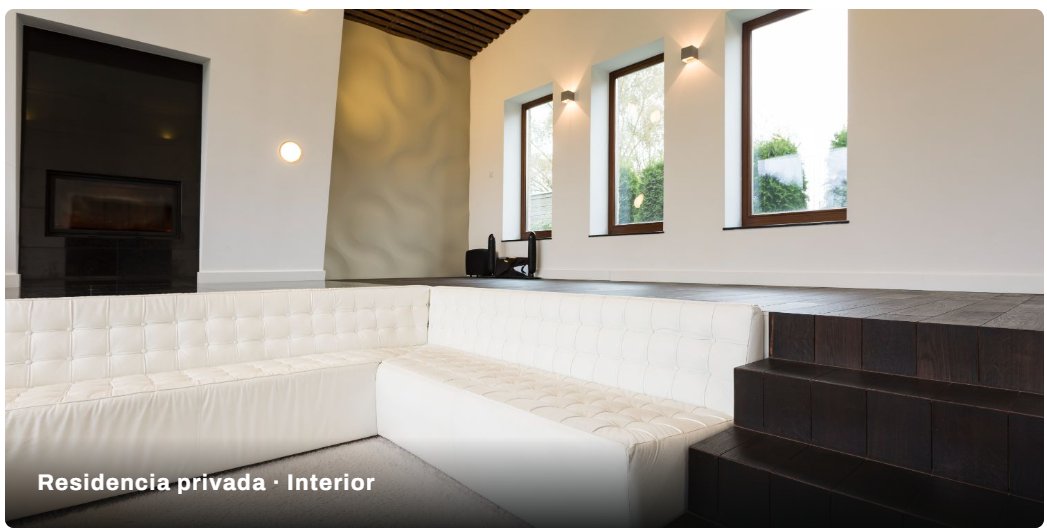 Sala de una residencia privada con ventanas verticales de PVC